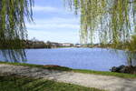 Freiburg, Bilder vom Seepark, der durch Kiesabbau entstandene 10 Hektar groe See wurde durch die Landesgartenschau 1986 kultiviert und ist Bestandteil des Parkes, Mrz 2022