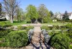 Freiburg, Blick in den Rosengarten, angelegt zur LGS 1986 im Seeparkgelnde, April 2023