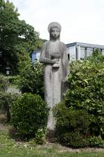 Freiburg-Littenweiler, die Statue der Heiligen Barbara, steht auf dem Platz vor der Kirche St.Barbara, Juli 2023