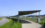 Freiburg, der 2023 in Betrieb genommene Solar-Radweg, links liegt der Flugplatz, rechts das Gelnde der Neuen Messe, ist der 1.Solar-Radweg Deutschlands und der 2.