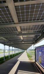 Freiburg, der 2023 in Betrieb genommene Solar-Radweg, 300m lang, geplante Stromerzeugung 280MWh pro Jahr, Mai 2023
