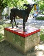 Freiburg-Wiehre, das  Badische Saugkalb  von Astrid Hohorst, wurde 2009 aufgestellt, Juli 2023