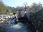 Freiburg im Breisgau,  Wasserkraftschnecke (Umkehrung der Archimedischen Schraube)an der Dreisam,  seit 2008 im Betrieb, produziert pro Jahr 300.000KW und versorgt damit  120 Haushalte mit Strom, 