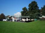 Freiburg im Breisgau,  der Karlssteg, eine Spannbandbrcke fr Fugnger berquert eine groe Kreuzung und verbindet Karlsplatz und Stadtgarten,  Lnge 137m, erbaut 1969-70,  Sep.2010