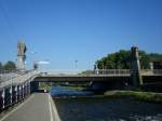 Freiburg im Breisgau,  die Ochsenbrcke berspannt die Dreisam und verbindet zwei Stadtteile,  die Spannbetonbalkenbrcke von 1972 trgt die Figuren(Ochsen) der alten Jugendstilbrcke von 1912, 