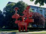 Freiburg im Breisgau,  der  Rote Otto , ein 12m hohes, bewegliches Kunstwerk aus Polyester und Beton vom Knstler Eberhard Rau, steht seit 1973 am Eingang zum Stadteil Landwasser,  Sept.2010