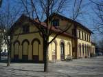 Freiburg-Wiehre, der alte Bahnhof, wo heute die Sthle und Tische des Restaurants stehen, lagen bis Anfang der 1930er Jahre die Gleise der Hllentalbahn, die dann auf neuer Trasse verlegt wurden, Mrz