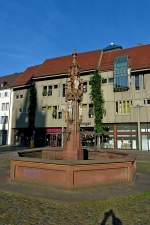 Freiburg im Breisgau, der sptgotische Fischbrunnen von 1486, steht seit 1970 auf dem Mnsterplatz, Sept.2011