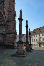 Freiburg im Breisgau, die drei Sulen vor dem Mnsterhaupteingang, in der Mitte die Mnsterpatronin Maria und daneben die Stadtpatrone Lambertus und Alexander, Sept.2011