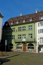 Freiburg im Breisgau, das Bankhaus Krebs steht seit 1721 auf dem Mnsterplatz, nach der Bombadierung 1944 wieder in historischer Form aufgebaut, 1995 beendete die Bank ihre Geschfte, Sept.2011