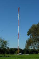 Freiburg im Breisgau, im Stadtteil Lehen steht dieser 96m hohe Sendemast des Sdwestrundfunks und strahlt die Hrfunkprogramme SWR 1-4 ab, Sept.2011