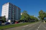 Freiburg im Breisgau, Blick in die Sundgauallee, die Wohn-und Geschftsstrae im Westen Freiburgs stammt aus den 1970er Jahren, Sept.2011