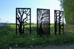 Freiburg im Breisgau, im Naturschutzgebiet Rieselfeld im Westen der Stadt steht dieses Kunstwerk aus ber 2m hohen Eisenplatten, Okt.2011