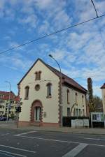 Freiburg im Breisgau, die St.Michaelskapelle im Stadtteil Haslach wurde 1866 geweiht, heute als Pfarrbro und Cafe genutzt, Nov.2011