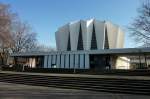 Freiburg im Breisgau, die katholische St.Albert-Kirche steht im Stadtteil Bischoffslinde, der Architekt Erwin Heine baute sie 1968-69, Jan.2012