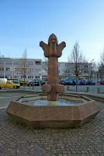 Freiburg im Breisgau, der Bischoffsbrunnen, vom Freiburger Knstler H.P.Wernet steht seit den 1970er Jahren im Stadtteil Bischofslinde, Jan.2012