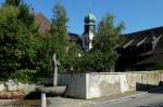 Freiburg im Breisgau, Blick ber den Dorfbrunnen zur Barockkirche im Ortsteil Lehen, Aug.2011