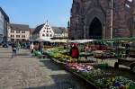 Freiburg im Breisgau, der Markt am Mnsterplatz, tglich auer Sonntag von morgens bis mittags, Mrz 2012