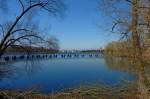 Freiburg im Breisgau, Blick ber den Flckigersee im Seeparkgelnde mit der schwimmenden Fugngerbrcke, Mrz 2012