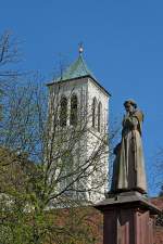Freiburg im Breisgau, Blick ber das Bertold-Schwarz-Denkmal am Rathausplatz zum Turm der Martinskirche, Mrz 2012
