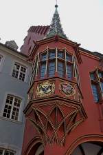 Freiburg im Breisgau, der schne Erker des 1520 erbauten Kaufhauses am Mnsterplatz, Mrz 2012