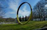 Freiburg im Breisgau, auf dem Klinikgelnde der Universitt steht  Tonus , dieser 15m hohe Ring ist ein Werk des japanischen Knstlers Kazuo Katase, Mrz 2012