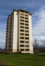 Freiburg, Wohnhochhaus aus den 1970er Jahren im Stadtteil Haslach, April 2013