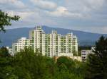 Freiburg, frisch saniertes Wohnhochhaus aus den 1970er Jahren im Stadtteil Landwasser, im Hintergrund der Schwarzwald, Mai 2013