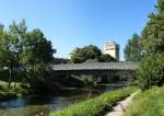 Freiburg, die Fabrikstraenbrcke ber die Dreisam, nach der Hochwasserkatastrophe 1896 neu erbaut mit gueisernen Jugendstilgittern, Aug.2013