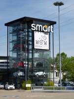 Freiburg, der Smartturm, ein variabler, glserner Systembaukrper, gehrt seit 1998 zur Vertriebsstruktur der Automarke, Juli 2012