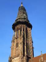 Freiburg, der 116m hohe Mnsterturm whrend der groen Turmsanierung, Dez.2013