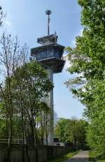 Freiburg, der 98m hohe Fernmeldeturm im Westen der Stadt, April 2014