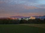 Freiburg, Blick vom Lehener Berg beim Sonnenuntergang auf den Stadtteil Landwasser und den Schwazwald, Dez.2013