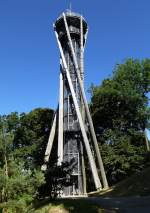 Freiburg, der 33m hohe Schlobergturm wurde 2002 eingeweiht, gebaut aus 100jhrigen Douglasiestmmen aus dem Freiburger Stadtforst, steht auf 430m ber NN, Juni 2014