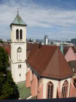 Freiburg, Blick auf die Ostseite der Martinskirche am Rathausplatz, gesehen von der Dachterrasse eines Restaurantes in der Kaiser-Joseph-Strae, Juni 2014