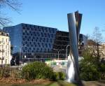 Freiburg, die neue Universittsbibliothek, Innbetriebnahme im Juli 2015, gesehen vom Mensa-Park, Jan.2015