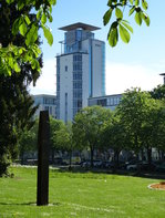 Freiburg, Blick vom Colombipark mit  Kunstwerk  links zum ADAC-Turm, April 2015