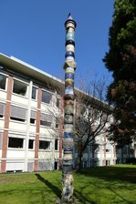 Freiburg, die von Knstlern des Keramikforums gestaltete Sule am Landratsamt, aufgestellt im Mai 2000, April 2015