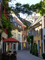 Freiburg, ein Blick in die Konviktstrae, autofreie Geschftsstrae in der Altstadt, Juni 2014