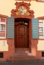 Freiburg, das Eingangsportal  Haus zum Landeck  in der Altstadt, April 2015