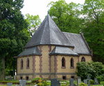 Freiburg, die Grabkapelle der Familie Mitscherlich (bedeutender Chemiker) von 1901 am Eingang zum Hauptfriedhof, Mai 2016