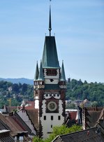 Freiburg, Blick von einer Restaurantterrasse ber die Dcher der Altstadt zum Martinstor, Juni 2014