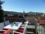 Freiburg, Blick von der Dachterrasse eines Restaurants ber die Dcher der Altstadt Richtung Sden zum Martinstor und dem Schnberg im Hintergrund, Mai 2015
