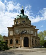 Freiburg, die Eingangsfassade der 1899 erbauten Einsegnungshalle auf dem Hauptfriedhof, Mai 2016