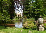 Freiburg, Blick ber den Weiher auf dem Hauptfriedhof zum Krematorium, Mai 2016