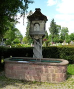 Freiburg, ein Brunnen auf dem Gelnde des Hauptfriedhofes, Mai 2016