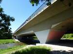 Freiburg, die Berliner Brcke, die Auto-,Straenbahn-und Fugngerbrcke berquert die Dreisam und den Autobahnzubringer Mitte, Mai 2017