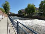 Freiburg, Blick fluaufwrts an der Dreisam auf die Greiffeneckbrcke, Mai 2017