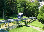 Freiburg, die 2008 neu errichtete Standseilbahn fhrt vom Stadtgarten zum Restaurant  Dattler  auf dem Schloberg, 262m lang, 74m Hhenunterschied, Fahrzeiz 3min, Mai 2017