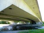 Freiburg, die Berliner Brcke von unten, die Straen-, Straenbahn- und Fugngerbrcke berquert im Westen der Stadt die Dreisam, Mai 2015